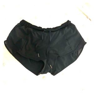Lululemon Hotty Hot short 2.5